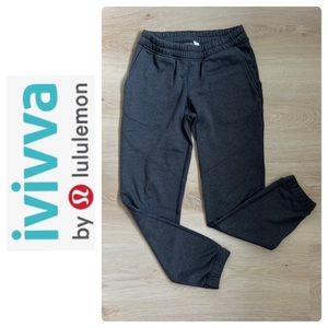Ivivva by Lululemon girl’s thick joggers size 10, charcoal w/ front pockets